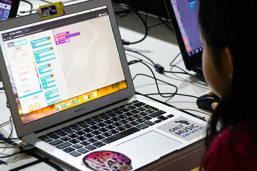 ekran komputera w trakcie nauki programowania dla dzieci